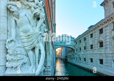 Ivresse de la sculpture de Noé et du pont des Soupirs à Venise, Italie Banque D'Images