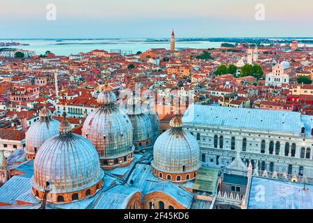 Vue panoramique de Venise avec dômes de la cathédrale Basilique Saint-Marc au crépuscule. Paysage urbain, point de repère Banque D'Images