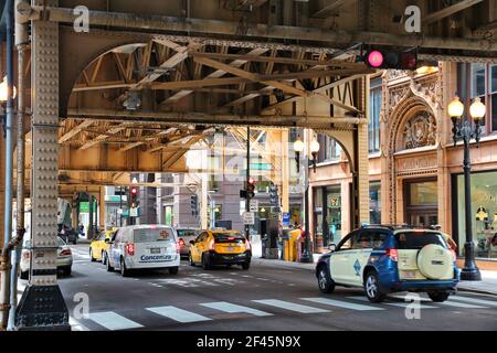 CHICAGO, États-Unis - 26 JUIN 2013 : les voitures se trouvent sous les voies ferrées surélevées de Chicago. Chicago est la troisième ville américaine la plus peuplée avec 2.7 millions d'habitants ( Banque D'Images