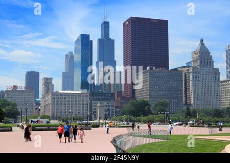 CHICAGO, États-Unis - 27 JUIN 2013 : les gens visitent le Grant Park de Chicago. Chicago est la troisième ville américaine la plus peuplée avec 2.7 millions d'habitants (8.7 millions en i) Banque D'Images