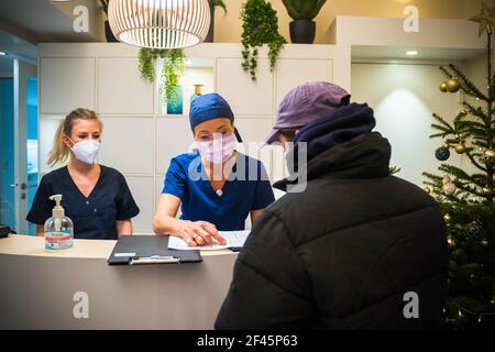 Dentiste avec une patiente à la réception de son dentiste clinique Banque D'Images