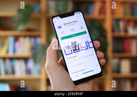 VARSOVIE, POLOGNE - 29 JANVIER 2021 : utilisateur installant l'application de conférence Web Microsoft Teams pour le travail à distance sur un smartphone de marque Xiaomi sous Android. Banque D'Images