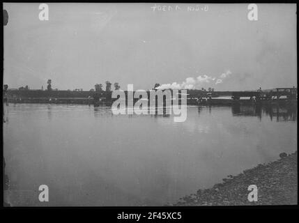 Troupes ferroviaires allemandes. Train de champ jusqu'au pont ponton Banque D'Images