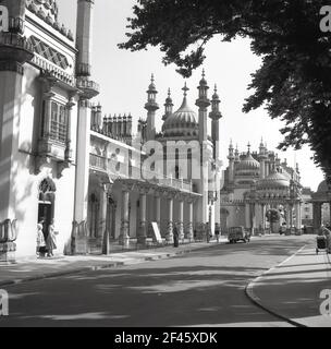 1950s, photo historique du Pavillon royal de Brighton, East Sussex, Angleterre, Royaume-Uni, montrant l'extérieur avant du bâtiment décoratif et l'entrée des appartements de l'État. Lancé en 1787, le pavillon fut construit en trois étapes, comme retraite en bord de mer pour George, Prince de Galles, qui devint le Prince Regent en 1811, et le Roi George IV en 1820. Un certain nombre d'architectes ont participé à la résidence, dont John Nash et Augustus Charles Pugin. Le palais a été créé en 1787 et transformé en un bâtiment de style indien par John Nash entre 1815 et 1822. Banque D'Images