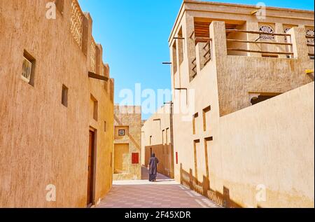 Promenez-vous dans les rues étroites du vieux quartier Al Shindagha, plein de belles maisons en adobe restaurées, Dubaï, Émirats Arabes Unis Banque D'Images