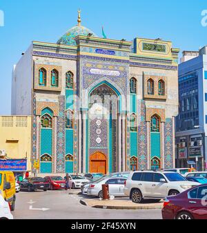 DUBAÏ, Émirats Arabes Unis - 8 MARS 2020 : la façade de style persan très ornée de la mosquée Ali Ibn Abi Talib est également célèbre comme mosquée iranienne et décorée de gam turquoise Banque D'Images