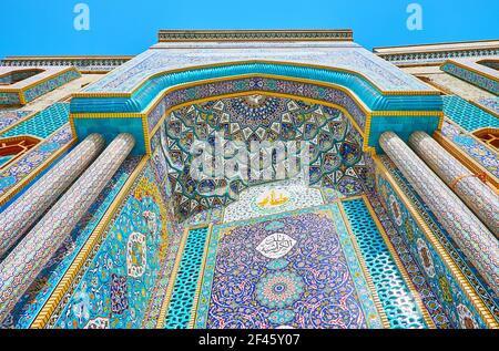 Impressionnant gamma bleu labourant avec des motifs islamiques fins sur le iwan (portail) de la mosquée iranienne Ali Ibn Abi Talib, située à Bur Dubai, Émirats Arabes Unis Banque D'Images