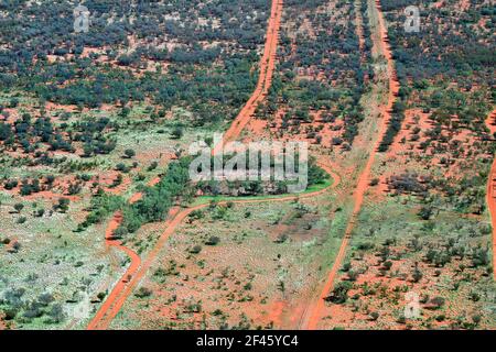 L'Australie, NT, arerial voir d'outback radiothérapiques avec road autour d'Alice Springs Banque D'Images