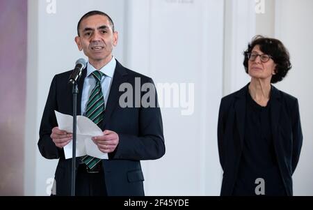 19 mars 2021, Berlin : Ugur Sahin et sa femme Özlem Türeci, les fondateurs de Biontech, un développeur de vaccins corona basé à Mayence, expriment leur gratitude à la fin du prix de la Grande Croix du mérite décerné par le président Steinmeier au Palais Bellevue à l'étoile de l'ordre du mérite de la République fédérale d'Allemagne. Le couple de recherche est honoré pour ses efforts inlassables dans le domaine de la recherche en technologie de l'ARNm. En très peu de temps, ils ont réussi à développer et à obtenir l'approbation d'un vaccin contre Covid-19, apportant ainsi une contribution décisive à contenir le Corona pandemi Banque D'Images