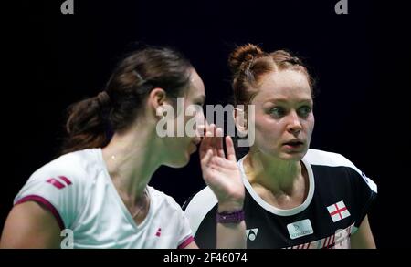 Lauren Smith (à gauche) et Chloe Birch, en Angleterre, lors de leur match contre Yuki et Sayaka Hirota, au Japon, le troisième jour des Championnats de badminton YONEX All England Open à l'Utilita Arena Birmingham. Date de la photo : vendredi 19 mars 2021. Banque D'Images