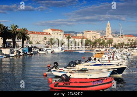 SPLIT, CROATIE - 16 SEPTEMBRE 2012: Port à Split, Croatie. Le centre historique de Split est classé au patrimoine mondial de l'UNESCO. Banque D'Images