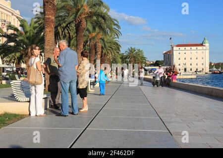 SPLIT, CROATIE - 16 SEPTEMBRE 2012: Les gens visitent le remblai de Split, Croatie. Le centre historique de Split est classé au patrimoine mondial de l'UNESCO. Banque D'Images