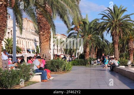 SPLIT, CROATIE - 16 SEPTEMBRE 2012: Les gens visitent le remblai de Split, Croatie. Le centre historique de Split est classé au patrimoine mondial de l'UNESCO. Banque D'Images