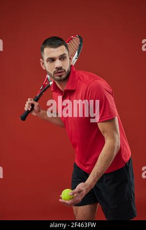 Un sportif adorable et concentré en vêtements de sport s'entraîne dans le intérieur Banque D'Images