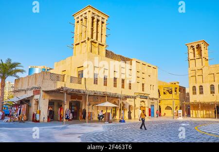 DUBAÏ, Émirats Arabes Unis - 8 MARS 2020 : les rez-de-chaussée des bâtiments traditionnels en adobe d'Al Fahidi sont occupés par des magasins touristiques, des restaurants et du café hou Banque D'Images