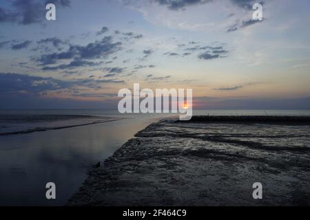 Magnifique coucher de soleil à Kampung kuala Kuar Jawa village de pêcheurs, Alor setar, Kedah. Banque D'Images