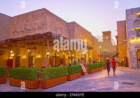 DUBAÏ, Émirats Arabes Unis - 8 MARS 2020 : explorez les cafés touristiques et les restaurants confortables du quartier historique d'Al Fahidi, le 8 mars à Dubaï Banque D'Images