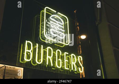 enseigne néon burgers fast food restaurant ville café couleur jaune Banque D'Images