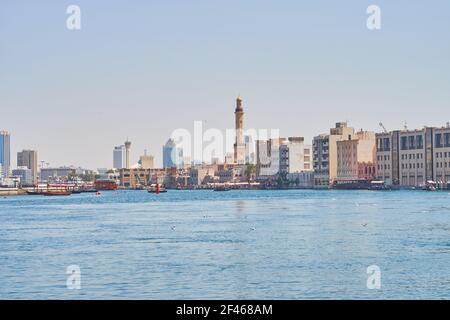 Panorama de Dubai Creek avec les quartiers historiques de Deira et Bur Dubai sur ses rives, de nombreux abra bateaux, amarrés aux quais et au minaret de G Banque D'Images