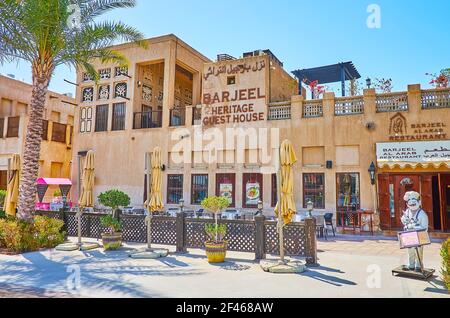 DUBAÏ, Émirats Arabes Unis - 8 MARS 2020 : Al Shindagha est un quartier historique, très populaire parmi les touristes, donc ici on peut trouver beaucoup de restaurants, musées, Banque D'Images