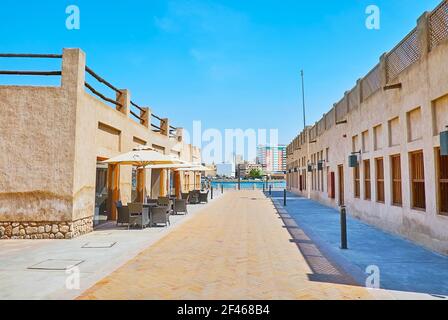 Les quartiers en adobe restaurés du quartier historique d'Al Shindagha, situé le long de la crique de Dubaï, aux Émirats arabes Unis Banque D'Images