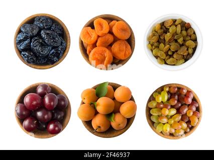 Raisins secs, raisins secs, abricots secs, abricots, pruneaux séchés et prunes isolés sur fond blanc. Collage de fruits frais, fruits secs. Vue de dessus. Séché Banque D'Images