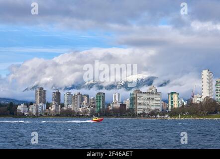 Mer Ebauche de la baie anglaise. Un navire de recherche et de sauvetage traverse English Bay lors d'une journée de tempête. En arrière-plan se trouvent les montagnes de la rive nord. Vancouver, Br Banque D'Images