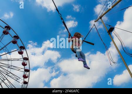 saut sur le trampoline et la roue ferris Banque D'Images