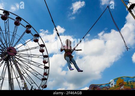 saut sur le trampoline et la roue ferris Banque D'Images