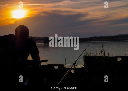 pêche, hobi et repos au coucher du soleil Banque D'Images