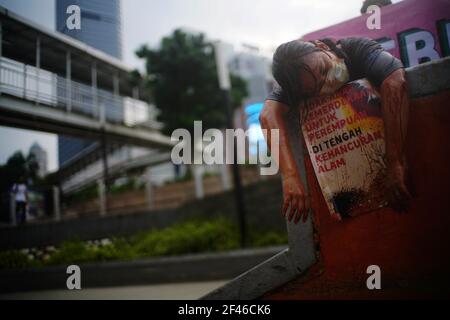 Jakarta, DKI Jakarta, Indonésie. 19 mars 2021. Un acitiviste se produit couché sur le mur d'un parc de skate lors d'une manifestation contre la destruction environnementale à Jakarta, Indonésie, le 19 mars 2021. Des dizaines de personnes ont pris part à un rassemblement dans le cadre du mouvement mondial de grève du climat, demandant au gouvernement de déclarer une urgence climatique. Crédit : Muhammad Zaenuddin/ZUMA Wire/Alay Live News Banque D'Images