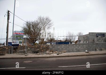 Un mur de pierre vieux de 100 ans et le scrubland ont été démolis pour faire place à de nouvelles maisons seulement pour construire un mur moderne dans placeCredit: Debra Angel/Alay Live News Banque D'Images