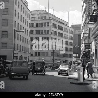 1960s, historica, ville streetscene de cette époque, près de New Bond Street dans le centre de Londres, nous voyons les sièges sociaux de Dutch Airline KLM au Time & Life Building et des enseignes pour Steinway Pianos, Jean Paul de Hyde Park, coiffeurs ou Coiffure moderne et RWS Galleries, ainsi que le transport de l'époque. Banque D'Images