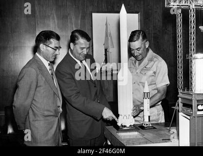 Wernher von Braun (1912-1977), ingeniero y mecánico aeroespacial estadounidense de origen alemán, ante una maqueta del fuselaje del cohete Saturno. Banque D'Images