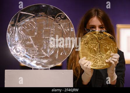Bonhams, Londres, Royaume-Uni. 19 mars 2021. Picassomania aperçu de vente, un membre du personnel de Bonhams tient Pablo Picasso visite de faune Gold plate, en boîte, estimation de £250,000-350,000, aux côtés de Jacqueline au Chevalet Silver plate. La vente a lieu le 23 mars. Crédit : Malcolm Park/Alay Live News. Banque D'Images