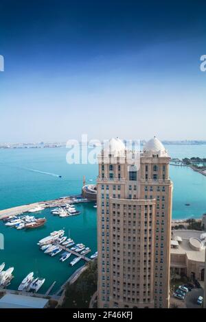 Qatar, Doha, West Bay, vue sur le four Seasons Hotel et le port de plaisance Banque D'Images