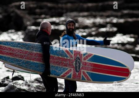 Surfeurs à Rest Bay, Porthcawl, le 19 mars 2021. Crédit : Lewis Mitchell Banque D'Images