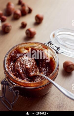 Bocal de tartinade au chocolat et noisettes maison Banque D'Images