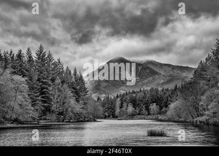 Belle image de paysage noir et blanc de Glencoe Lochan avec PAP de Glencoe dans la distance lors d'une soirée d'hiver Banque D'Images