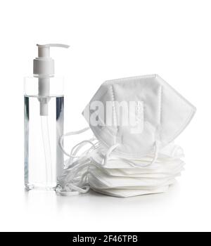 Prévention des coronavirus désinfectant pour les mains et masque respiratoire kn95. Gel désinfectant pour les mains dans un flacon à pompe isolé sur fond blanc. Banque D'Images