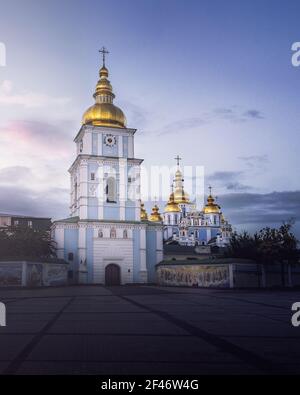 Monastère de la Domed d'or de Saint-Michel au coucher du soleil - Kiev, Ukraine Banque D'Images