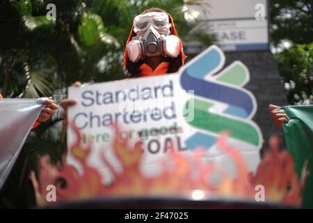 Jakarta, DKI Jakarta, Indonésie. 19 mars 2021. Un certain nombre de militants écologistes qui ont participé à la pause pour l'action climatique en utilisant l'équipement de protection individuelle complet ont organisé un rassemblement devant la tour Standard Caharbtered, Jakarta, vendredi (3/19/2021). En action, ils ont appelé les gouvernements et les dirigeants de l'industrie à prendre des responsabilités et à prendre conjointement des mesures concrètes pour le sauvetage climatique, dont l'une est de cesser de financer l'industrie mortelle des combustibles fossiles. Crédit : Muhammad Zaenuddin/ZUMA Wire/Alay Live News Banque D'Images