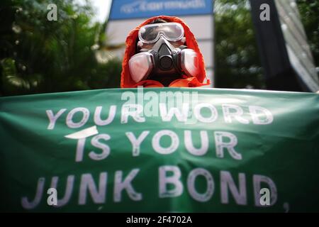 Jakarta, DKI Jakarta, Indonésie. 19 mars 2021. Un certain nombre de militants écologistes qui ont participé à la pause pour l'action climatique en utilisant l'équipement de protection individuelle complet ont organisé un rassemblement devant la tour Standard Caharbtered, Jakarta, vendredi (3/19/2021). En action, ils ont appelé les gouvernements et les dirigeants de l'industrie à prendre des responsabilités et à prendre conjointement des mesures concrètes pour le sauvetage climatique, dont l'une est de cesser de financer l'industrie mortelle des combustibles fossiles. Crédit : Muhammad Zaenuddin/ZUMA Wire/Alay Live News Banque D'Images