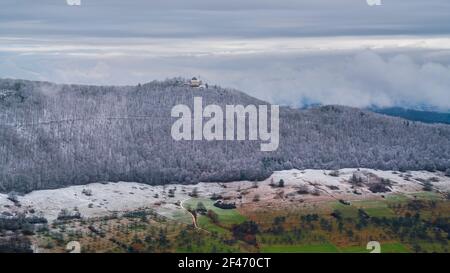 Allemagne, vue aérienne magique au-dessus de la vallée du jura souabe paysage naturel près de stuttgart avec vue sur le château teck en automne avec de la neige blanche sur les arbres Banque D'Images