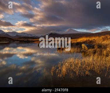 Coucher de soleil sur Lochan Na Stainge avec le Mont Noir derrière sur Rannoch Moor dans les Scottish Highland, ARGYLL & BUTE, Ecosse Banque D'Images