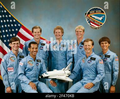 Houston, TX - (dossier) -- l'équipe affectée à la mission STS-61c inclus (assis, de gauche à droite) Charles F. Bolden, Jr., pilote, et Robert L. (Hoot Gibson), commandant prises le 8 décembre 1985. Sur l'arrière, de gauche à droite, sont les spécialistes de charge utile Robert J. Cenker, membre du Congrès et Bill Nelson. À la droite de Nelson sont les spécialistes de mission Steven A. Hawley, George D. Nelson, et Franklin R. Chang-Diaz. Lancé à bord de la navette spatiale Columbia le 12 janvier 1986 à 18:55:00 (HNE), la mission STS-61C charge utile principale était le satellite de communications SATCOM KU-1 (RCA Americom). Bolden c Banque D'Images