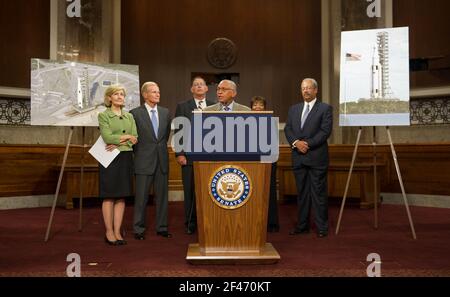 L'administrateur de la NASA Charles Bolden, sur l'estrade, est flanquée d'United States Sénateurs Kay Bailey Hutchison (républicain du Texas) ; Bill Nelson (démocrate de Floride) ; Jean Boozeman (républicain de l'Arkansas) ; et les représentants américains Eddie Bernice Johnson (Démocrate du Texas) ; et Chaka Fattah (démocrate du Michigan) comme il parle de la conception d'un nouveau système de lancement spatial lors d'une conférence de presse, mercredi, le 14 septembre 2011, à l'immeuble de bureaux du Sénat Dirksen sur la colline du Capitole à Washington, D.C. Le nouveau système prendra les astronautes de l'agence dans l'espace plus que jamais, créer des h Banque D'Images