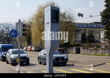 Circulation routière : radar de vitesse et de lumière rouge dans un appareil, les voitures s'arrêtent en arrière-plan, car la circulation augmente beaucoup plus est contrôlée, l'image est focalisée sur Banque D'Images