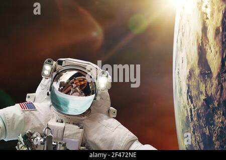 L'astronaute avec masque facial protège dans l'espace. Concept médical mondial. Éléments de cette image fournis par la NASA. Banque D'Images