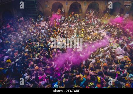1er mars 2018 : des couleurs vives tourbillonnaient dans l'air au temple de Bankey Bihari à Vrindavan, Mathura, Inde. Holi est un ancien festival hindou, ou festival o Banque D'Images